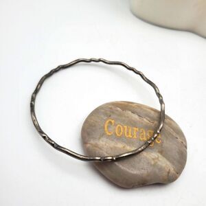 Silver etched zig zag pattern bracelet‎